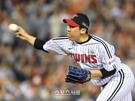 LG 박명근이 27일 잠실구장에서 열린 2025 KBO리그 한화와 경기 9회초 등판해 힘차게 공을 던지고 있다. 박명근은 1이닝 무실점으로 승리를 지켜내며 시즌 4세이브를 기록했다. 잠실 | 박진업 기자 upandup@sportsseoul.com