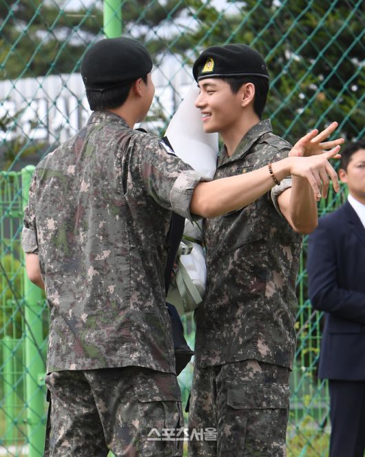 방탄소년단(BTS)의 RM(왼쪽, 김남준)과 뷔(김태형)이 10일 강원도 춘천시 신북읍 체육공원에서 진행된 전역 행사에서 포옹을 하고 있다.RM은 육군 제15보병사단 군악대에서, 뷔는 2군단 군사경찰 특수임무대에서 1년 6개월 동안 군복무를 했다. 2025. 6. 10. 춘천 | 박진업 기자 upandup@sportsseoul.com