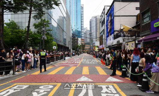 하이브 본사에 모인 BTS 외국팬들