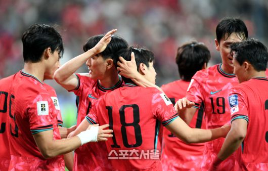 이강인이 10일 서울월드컵경기장에서 열린 2026 FIFA 북중미 월드컵 3차 예선 쿠웨이트와 경기에서 골을 넣은 후 동료들과 환호하고 있다.  상암 | 최승섭기자 thunder@sportsseoul.com