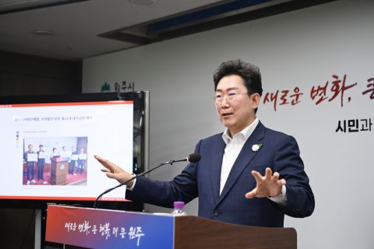 원강수 원주시장이 6월 11일 현안브리핑에서 <원주시, 제21대 대선공약 국정과제 반영 건의>를 발표했다.  사진|원주시청