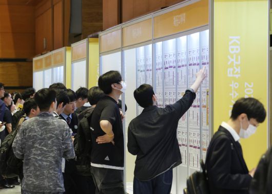 구직자 1인당 일자리 또한 얼어붙었다. 구인 인원이 14만명인 반면 구직 인원은 38만명으로, 구인 배수가 0.37까지 떨어졌다. 사진 | 연합뉴스