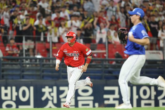 KIA 김태군(왼쪽)이 11일 광주-기아 챔피언스 필드에서 열린 2025 KBO리그 삼성전에서 6회말 상대 포일 때 3루에서 홈으로 들어가고 있다. 사진 | KIA 타이거즈