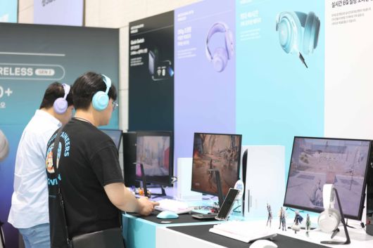 스틸시리즈 신제품 발표회 참석자들이 ‘아크티스 노바 3P·3X’를 체험하고 있다. 사진 | 스틸시리즈