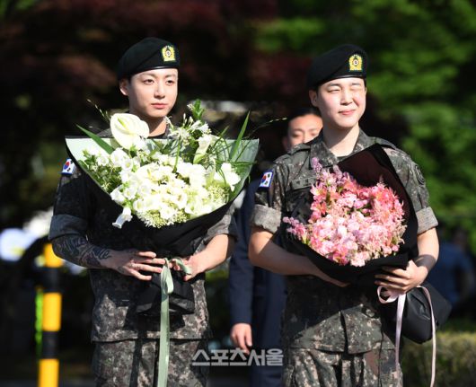 방탄소년단(BTS) 지민(오른쪽), 정국이 11일 경기 연천종합운동장에서 진행된 전역 행사에서 포즈를 취하고 있다.지민과 정국은 육군 제5보병사단에서 1년 6개월 동안 군복무를 했다.  2025. 6. 11.연천 | 최승섭기자 thunder@sportsseoul.com