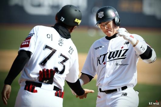 이종범 코치가 허경민과 하이파이브를 하고 있다. 사진 | KT 위즈