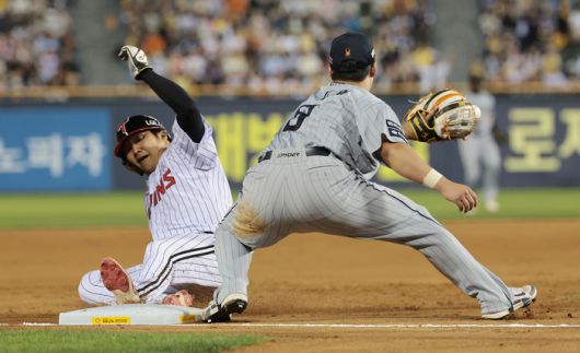 LG 문보경이 28일 서울 잠실구장에서 열린 2025 KBO리그 정규시즌 한화전에서 3루로 슬라이딩하고 있다. 사진 | 연합뉴스