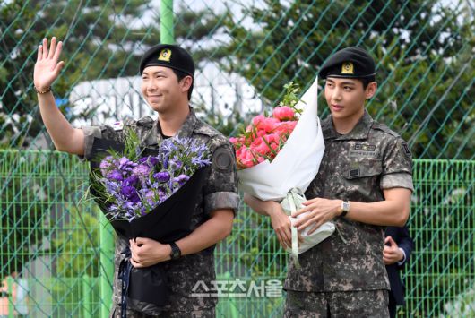 방탄소년단(BTS)의 RM(왼쪽, 김남준)과 뷔(김태형)이 10일 강원도 춘천시 신북읍 체육공원에서 진행된 전역 행사에서 팬들을 향해 인사를 하고 있다.RM은 육군 제15보병사단 군악대에서, 뷔는 2군단 군사경찰 특수임무대에서 1년 6개월 동안 군복무를 했다. 2025. 6. 10. 춘천 | 박진업 기자 upandup@sportsseoul.com