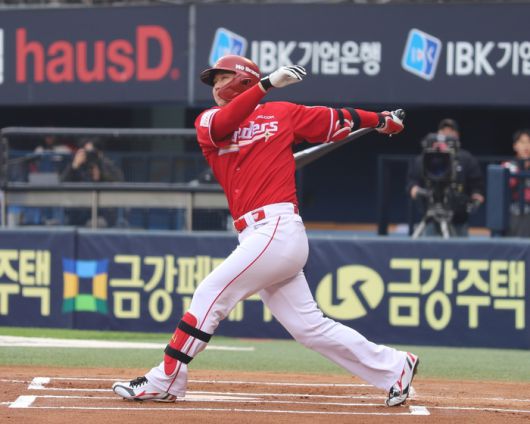 SSG 최정이 2일 잠실구장에서 열린 2025 KBO리그 LG전에서 홈런을 때리고 있다. 사진 | SSG 랜더스