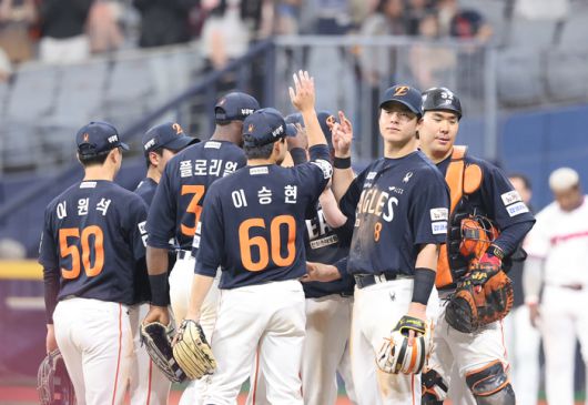 한화가 11일 서울 고척스카이돔에서 열린 2025 KBO리그 정규시즌 키움전 승리 후 자축하고 있다. 사진 | 연합뉴스