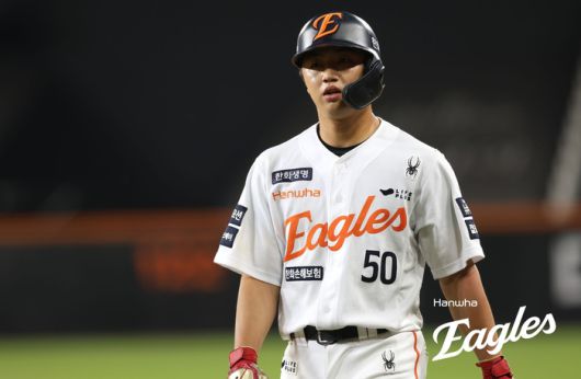 이원석이 1루에 나가 더그아웃을 바라보고 있다. 사진 | 한화 이글스