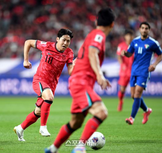 이강인이 10일 서울월드컵경기장에서 열린 2026 FIFA 북중미 월드컵 3차 예선 쿠웨이트와 경기에서 드리블을 하고 있다. 2025. 6. 10.상암 | 최승섭기자 thunder@sportsseoul.com