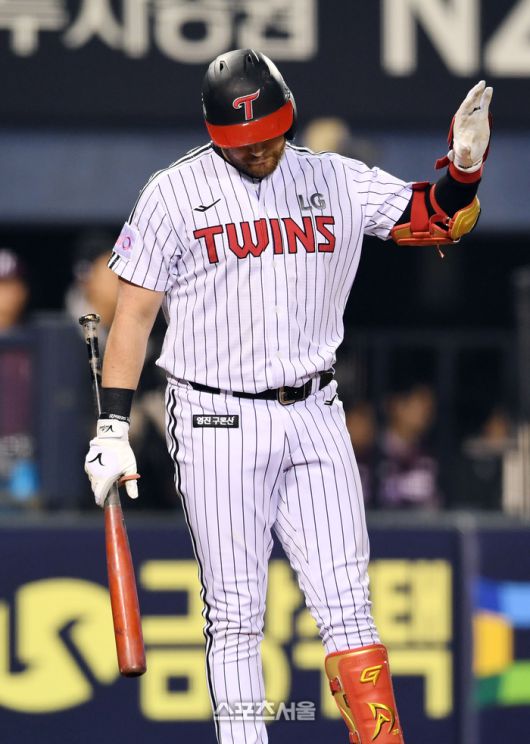 LG 오스틴이 15일 잠실구장에서 열린 2025 KBO리그 키움과 경기 5회말 무사 키움 선발 하영민의 몸쪽 투구를 두 번 연속 힘겹게 피하고 바닥에 떨어진 헬멧을 배트로 치며 감정을 표출한 뒤 하영민을 향해 미안하다는 제스처를 하고 있다. 잠실 | 박진업 기자 upandup@sportsseoul.com