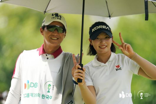 쟁쟁한 프로들 속에서 경쟁력을 입증한 박서진(오른쪽)이 포즈를 취하고 있다. 사진 | KGA