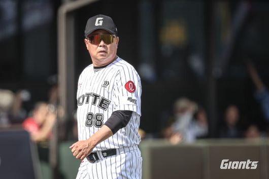 롯데 김태형 감독이 18일 부산 사직구장에서 열린 2025 KBO리그 정규시즌 삼성전서 그라운드를 바라보고 있다. 사진 | 롯데 자이언츠