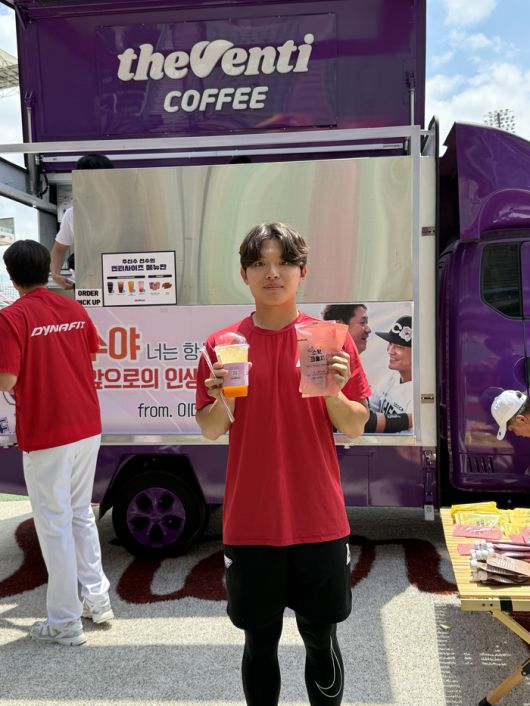 14일 인천SSG랜더스필드에서 추신수 보좌역 은퇴식이 열리는 가운데 ‘절친’ 이대호가 커피차를 선물했다. 사진 | SSG 랜더스