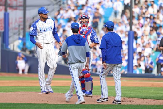 삼성 선발 레예스가 7일 대구삼성라이온즈파크에서 열린 2025 KBO리그 NC전에서 1회초 흔들리자 박석진 투수코치가 마운드를 방문하고 있다. 사진 | 삼성 라이온즈