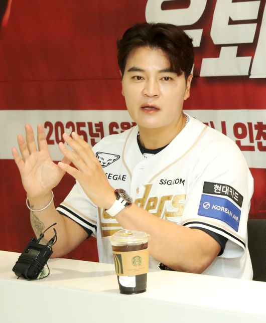 SSG 추신수 구단주 특별보좌역이 14일 인천SSG랜더스필드에서 자신의 은퇴식에 앞서 인터뷰를 하고 있다. 사진 | SSG 랜더스