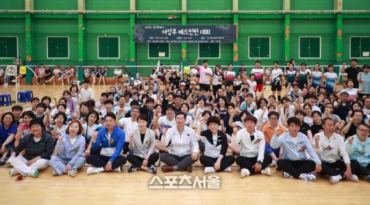 이상일 시장이 15일 ‘제16회 용인시 여성부 배드민턴대회’에 참석해 축하의 뜻을 전했다. 제공=용인시