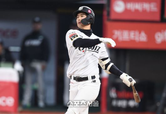 KT 배정대가 타격 후 타구를 바라보고 있다. 수원 | 최승섭기자 thunder@sportsseoul.com