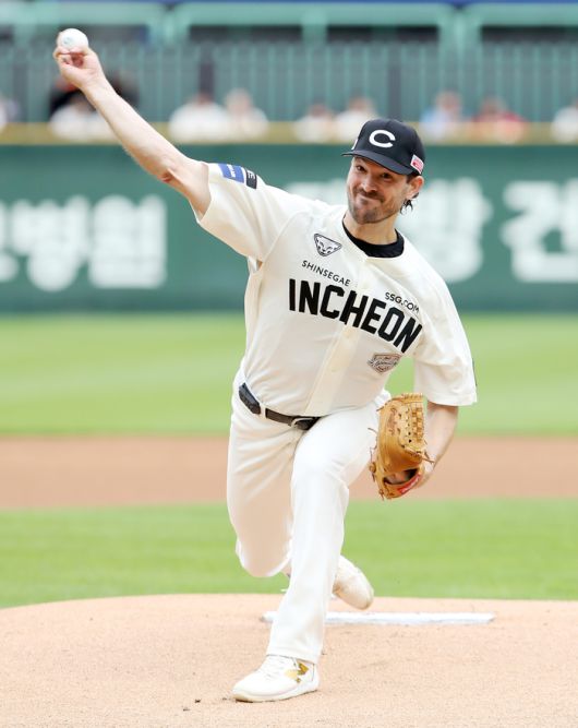 SSG 앤더슨이 15일 인천SSG랜더스필드에서 열린 2025 KBO리그 롯데전에 선발 등판해 힘차게 공을 던지고 있다. 사진 | SSG 랜더스