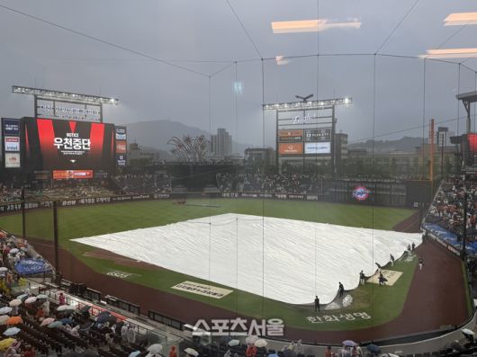 15일 대전 LG-한화전 5회말 도중 비가 내려 경기가 중단됐다. 대전 | 박연준 기자 duswns0628@sportsseoul.com