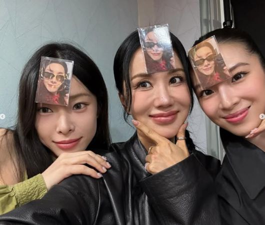 헤이즈, 엄정화, 아이린(왼쪽부터)