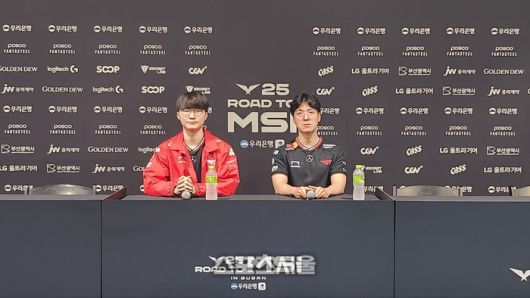 T1 ‘페이커’ 이상혁(왼쪽)과 김정균 감독이 14일 KT전에서 승리한 후 인터뷰를 하고 있다. 사직=김민규 기자 kmg@sportsseoul.com