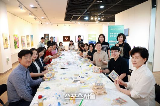 15일 이상일 시장이 용인여성작가회 정기전에 참석해 지역의 여성 예술인을 격려했다. 제공=용인시