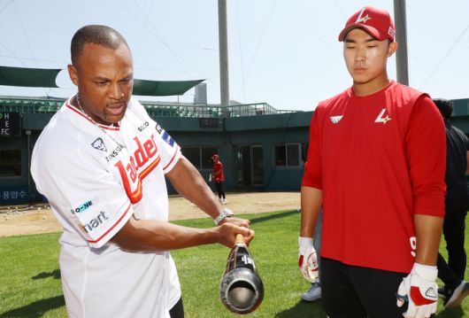 11일 강화SSG퓨처스필드에서 열린 레전드 멘토링 데이에서 아드리안 벨트레(왼쪽)가 이승민의 타격을 지도하고 있다. 사진 | SSG 랜더스