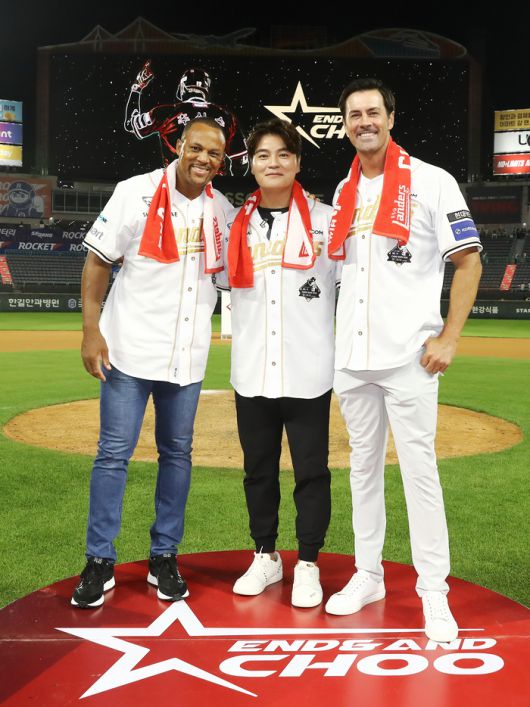 14일 인천SSG랜더스필드에서 열린 추신수 보좌역 은퇴식에서 메이저리그(ML) 전설 아드리안 벨트레(왼쪽), 콜 해멀스(오른쪽)가 추신수 보좌역과 함께 포즈를 취했다. 사진 | SSG 랜더스