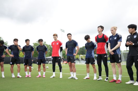 클럽월드컵 출전하는 울산HD 선수들이 베이스캠프인 미국 노스캐롤라이나주 샬럿에서 훈련 전 주장 김영권을 중심으로 얘기하고 있다. 사진 | 울산HD