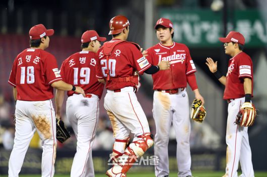 SSG 선수들이 20일 잠실구장에서 열린 2025 KBO리그 두산과 경기에서 5-3으로 승리하며 3연승을 기록한 뒤 하이파이브를 나누고 있다. 잠실 | 박진업 기자 upandup@sportsseoul.com