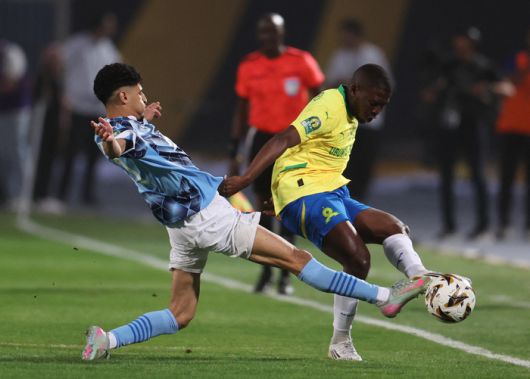 마멜로디의 오브리 모디바(오른쪽)가 지난 1일 피라미드와 아프리카 챔피언스리그 결승 2차전에서 상대와 볼경합하고 있다. 사진 | 로이터연합뉴스