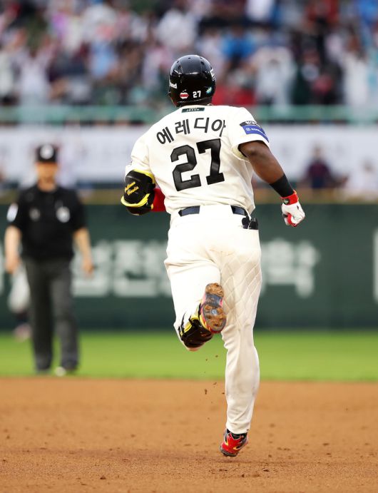 SSG 에레디아가 15일 인천SSG랜더스필드에서 열린 2025 KBO리그 롯데전에서 6회말 솔로포를 때린 후 베이스를 돌고 있다. 사진 | SSG 랜더스