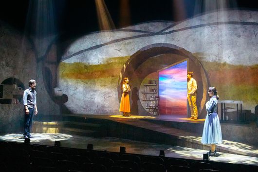 뮤지컬 ‘라흐 헤스트’의 주역 이지숙·김종구·홍지희·최재웅이 대표 장면을 선보이고 있다. 사진 | ㈜홍컴퍼니