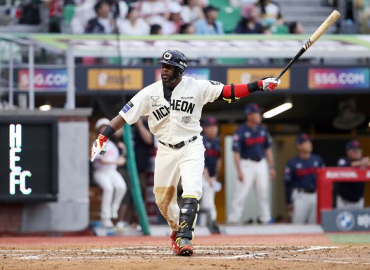 SSG 에레디아가 15일 인천SSG랜더스필드에서 열린 2025 KBO리그 롯데전에서 6회말 솔로포를 때린 후 1루 더그아웃을 바라보고 있다. 사진 | SSG 랜더스