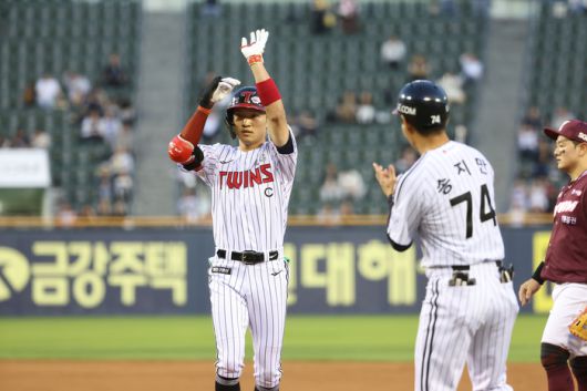 LG 박해민이 14일 서울 잠실구장에서 열린 2025 KBO리그 정규시즌 키움전서 안타를 친 후 농구 세리머니를 펼치고 있다. 사진 | LG 트윈스
