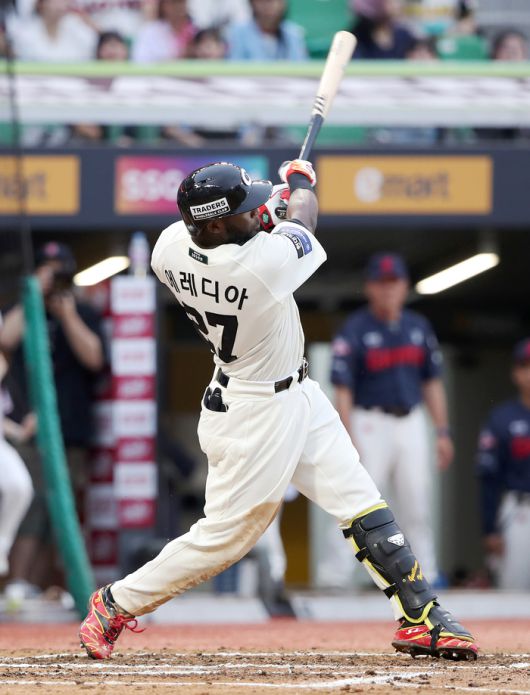 SSG 에레디아가 15일 인천SSG랜더스필드에서 열린 2025 KBO리그 롯데전에서 6회말 좌월 솔로포를 터뜨리고 있다. 사진 | SSG 랜더스