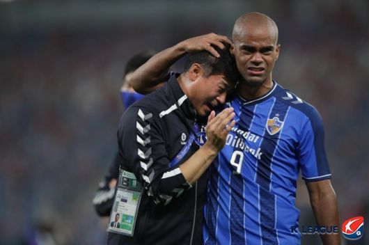 2020년 아시아 챔피언스리그 우승 직후 수장 김도훈(왼쪽) 감독과 얼싸안으며 감격의 눈물을 흘리는 주니오. 사진 | 한국프로축구연맹