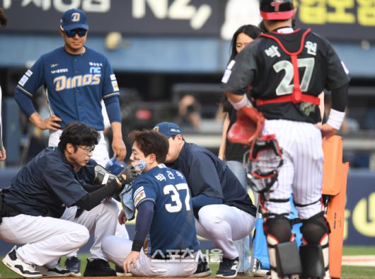NC 박건우가 17일 서울 잠실구장에서 열린 2025 KBO리그 LG와 경기 2회초 무사1루 상대 투수 에르난데스의 투구에 머리를 맞은 후 고통스러워하고 있다. 잠실 | 최승섭기자 thunder@sportsseoul.com