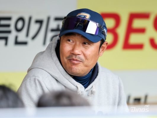 NC 이호준 감독이 25일 대구삼성라이온즈파크에서 열린 2025 KBO리그 정규시즌 삼성전을 더그아웃에서 지켜보고 있다. 사진 | NC 다이노스