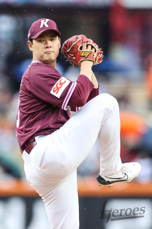 키움 정현우가 대전 한화생명 볼파크에서 열린 2025 KBO리그 한화전에 선발 등판해 역투하고 있다. 사진 | 키움 히어로즈