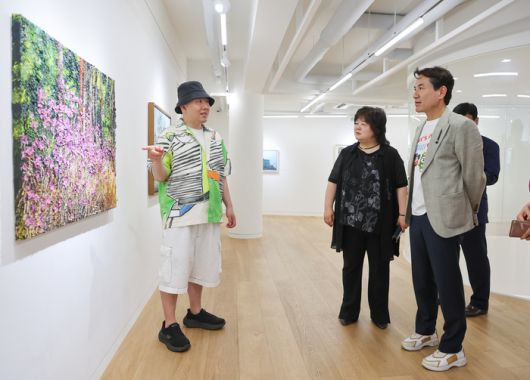 김진태 강원특별자치도지사가 17일 서울 인사동 갤러리 은에서 열린 ‘2025년 강원갤러리 개막식’ 에서 작품을 감상하고 있다.  사진|강원특별자치도청