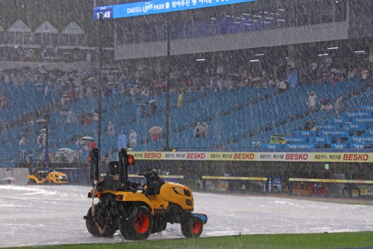 28일 대구삼성라이온즈파크에서 롯데와 삼성이 2025 KBO리그 정규시즌 주중 3연전 두 번째 경기를 치른 가운데, 경기 시작 5분 만에 많은 비가 쏟아지면서 대형 방수포를 설치했다. 사진 | 삼성 라이온즈