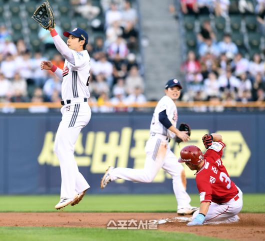 SSG 정준재(오른쪽)가 잠실구장에서 열린 2025 KBO리그 두산과 경기에서 3회초 2루 도루에 성공하고 있다. 잠실 | 박진업 기자 upandup@sportsseoul.com