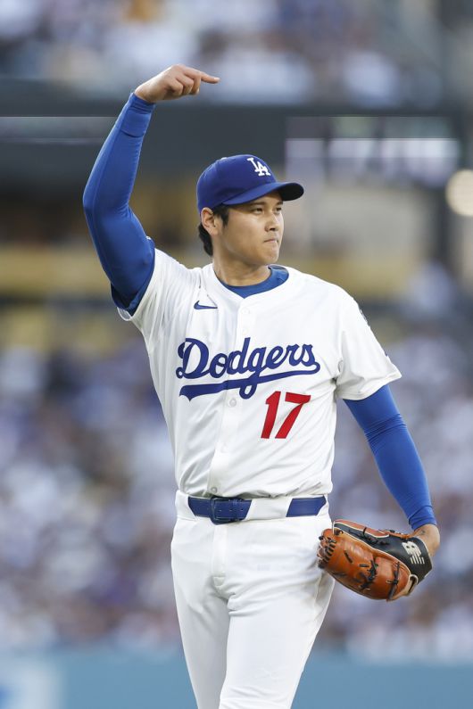 오타니가 1루를 바라보고 있다. 사진 | AP 연합뉴스