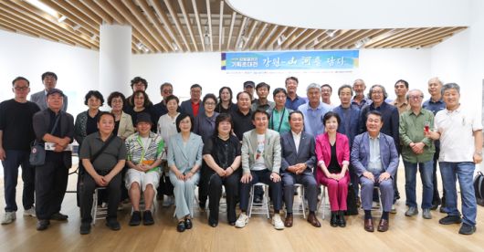 김진태 강원특별자치도지사가 17일 서울 인사동 갤러리 은에서 열린 ‘2025년 강원갤러리 개막식’ 에서 참석자들과 기념촬영을 하고 있다.  사진|강원특별자치도청