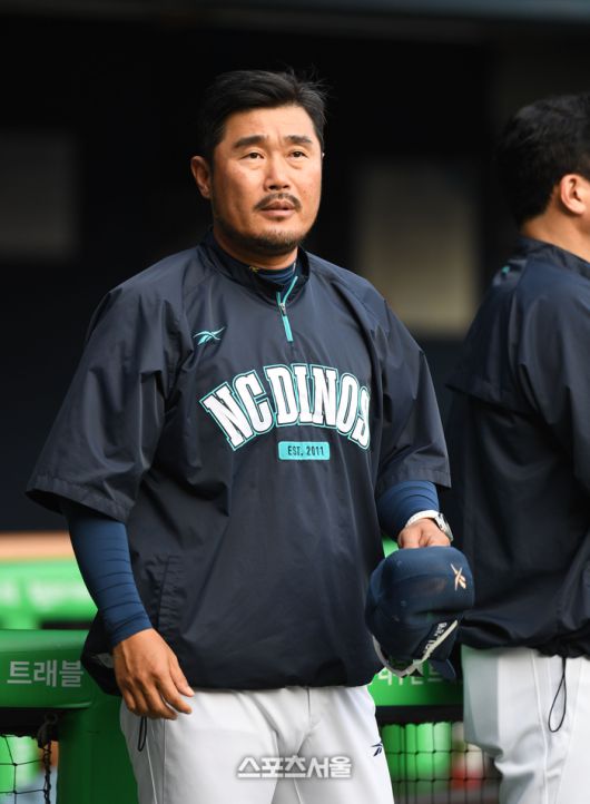 NC 이호준 감독이 17일 서울 잠실구장에서 열린 2025 KBO리그 LG와 경기 전 상대 덕아웃을 바라보고 있다. 잠실 | 최승섭기자 thunder@sportsseoul.com