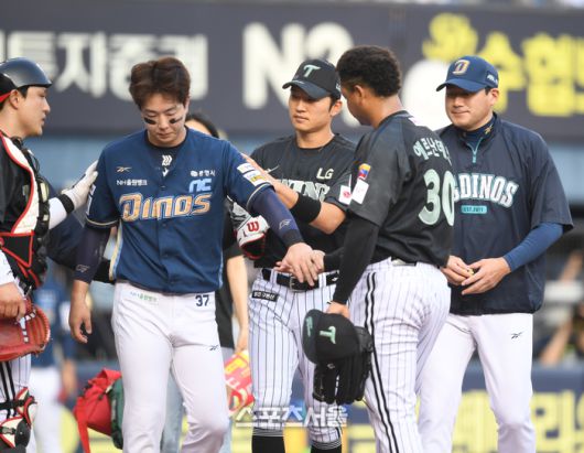 LG 선발투수 에르난데스가 17일 서울 잠실구장에서 열린 2025 KBO리그 NC와 경기 2회초 무사1루 상대 박건우 헤드샷 후 사과하고 있다. 잠실 | 최승섭기자 thunder@sportsseoul.com